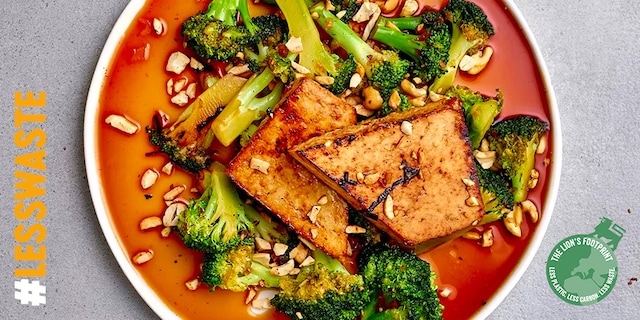 Tofu mariné grillé avec brocolis et noix de cajou