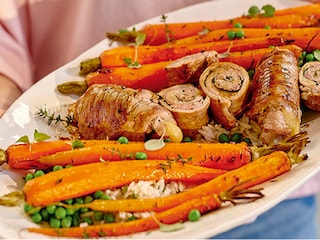 Piccata de veau, petits pois et carottes rôties