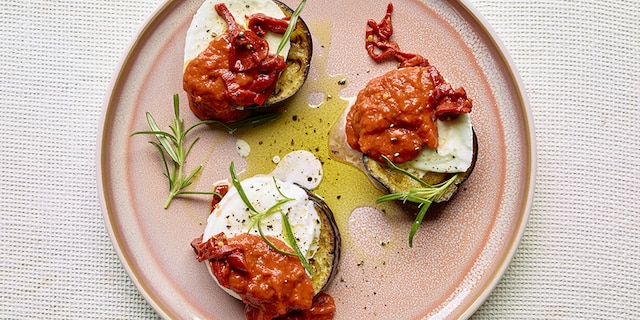 Canapés d’aubergines à la mozzarella et salsa piquante