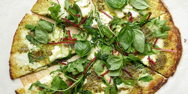 Witte bloemkool- en courgettepizza met pesto