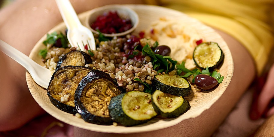 Oosterse salade van linzen en parelcouscous met groenten uit de oven