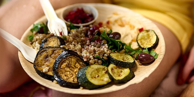 Oosterse salade van linzen en parelcouscous met groenten uit de oven