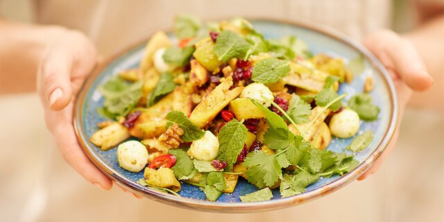 Auberginesalade met mozzarella, walnoten en pitacroutons