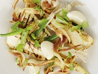 Pastinaak met bloemkoolcrème, lente-uien en mosterdzaad