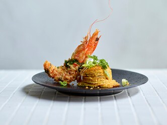 Crevettes croustillantes et gratin de panais au curry jaune