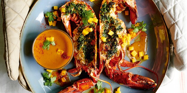 Gegrilde kreeft met kruidenboter en kreeftensaus met mango
