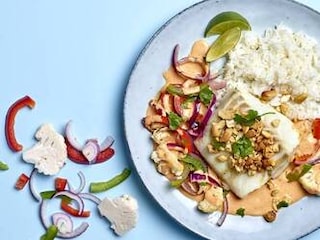 Skrei aux noix de cajou et curry rouge de légumes  