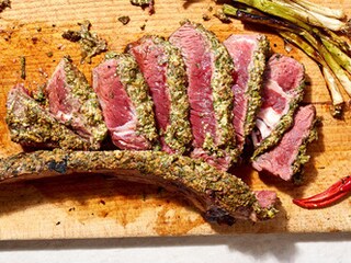 Gegrilde Ierse tomahawk in een mosterd- en kruidenkorstje