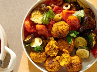 Boulettes d'avoine avec légumes grillés et sauce tomate