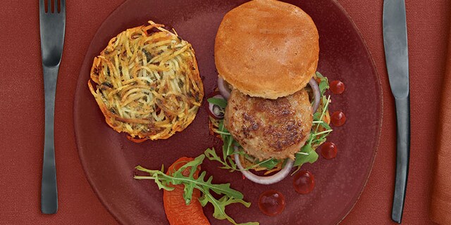 Burger van kalfsgehakt met ketchup van geconfijte tomaten met een aardappeltaartje