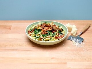Tagliatelle met oesterzwammen, spinazie en spek