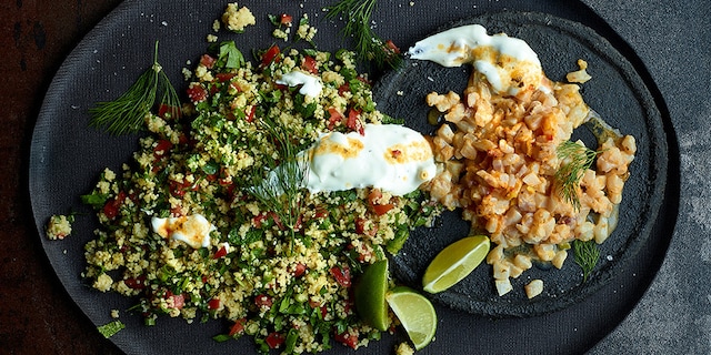 Gemarineerde zeebaars met yoghurtsaus en een bulgursalade