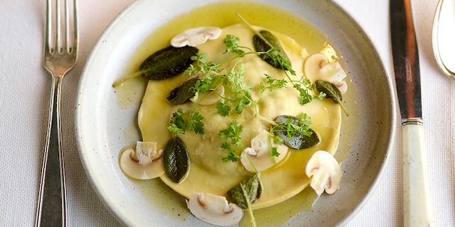 Ravioli met knolselder, champignons en salie