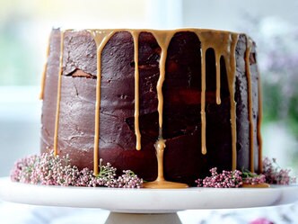 Gâteau haut au chocolat et caramel au beurre salé
