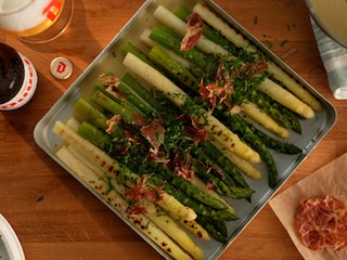 Asperges grillées, sauce à la Duvel et chips de coppa