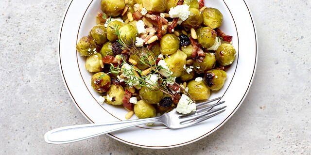 Choux de Bruxelles rôtis aux lardons, raisins secs et feta