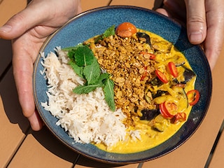 Curry indien à l'aubergine et au granola à la moutarde