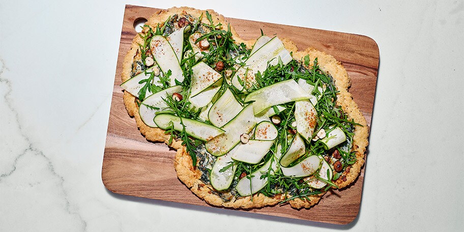 Tarte fine à la ricotta, épinards, courgettes, noisettes et parmesan