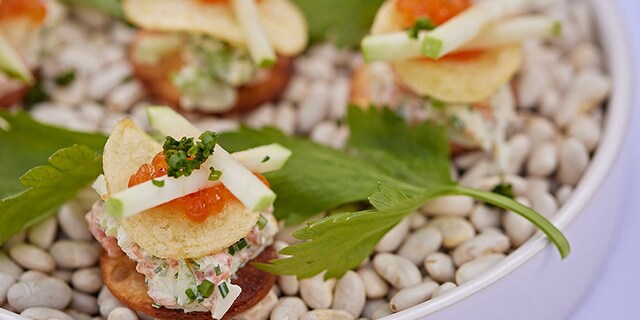 Mini tostada's met gerookte zalm