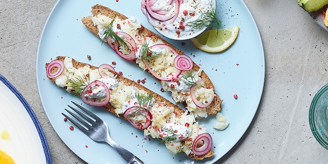 IJslands roggebrood met vissalade