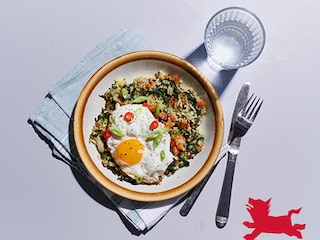 Riz de chou-fleur sauté aux légumes et œufs croustillants