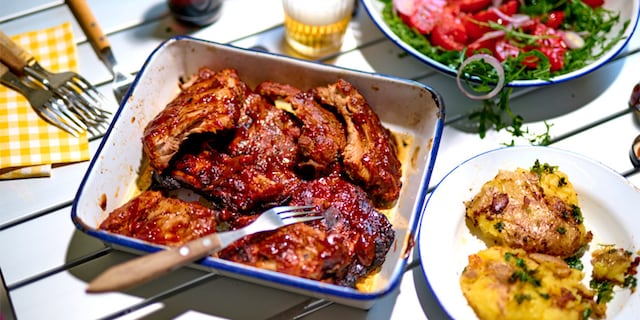 Spareribs met barbecuesaus en smashed potatoes