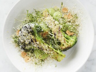 Broccoli met chips van knoflook en basilicummayonaise