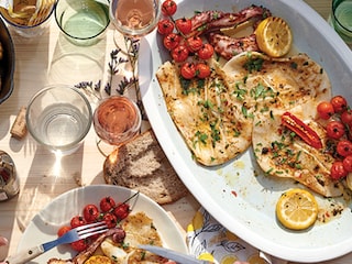 Calamars et pattes de poulpe grillés, tomates cerises rôties