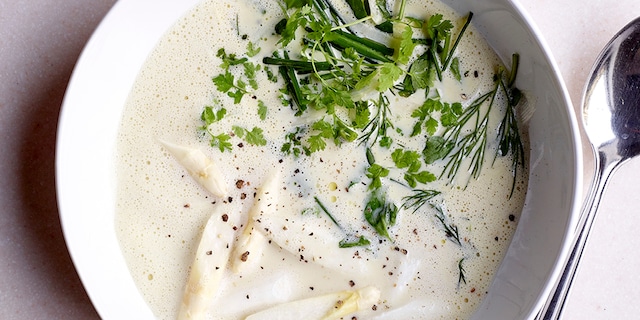 Soupe d’asperges "no gaspi" aux herbes fraîches