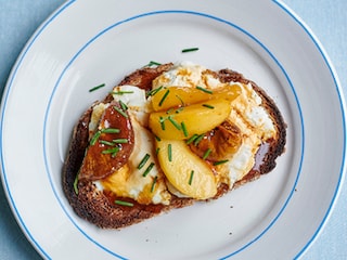 Gegrilde boterhammen met geitenkaas, appel, vijgen en honing