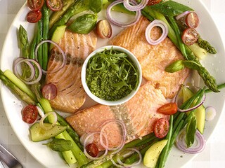 Saumon poêlé, légumes verts et pesto aux pistaches