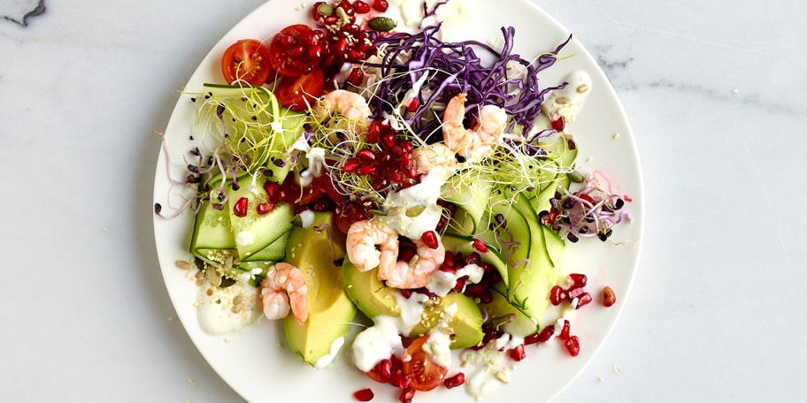 Salade de crudités aux crevettes, sauce au chèvre