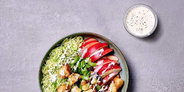 Waldorfsalade met spruitjes en comté