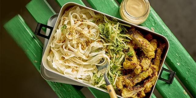 Salade de nouilles au poulet, sauce aux cacahuètes