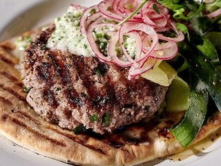 Burgers d’agneau au za’atar, sauce au concombre