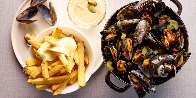 Moules au vin blanc, frites et mayonnaise maison