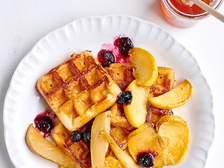 Verloren wafels en gebakken fruit