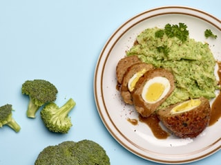 Vogelnestjes van kippengehakt met broccolistoemp