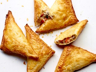 Bladerdeeggebakjes met champignons en geitenkaas