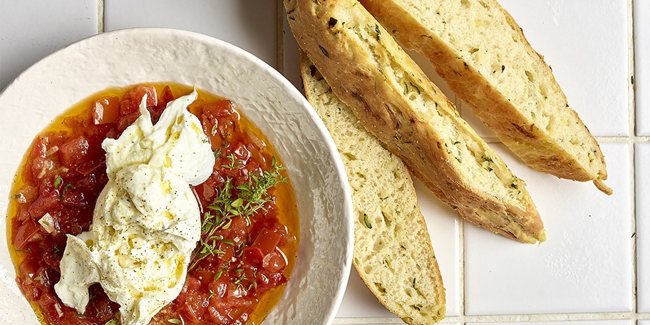 Focaccia aux courgettes, burrata et salsa tiède