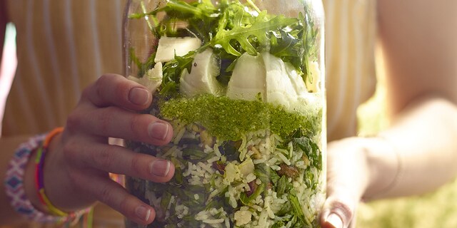 Salade de riz aux herbes, pesto d’épinards, roquette et mozzarella