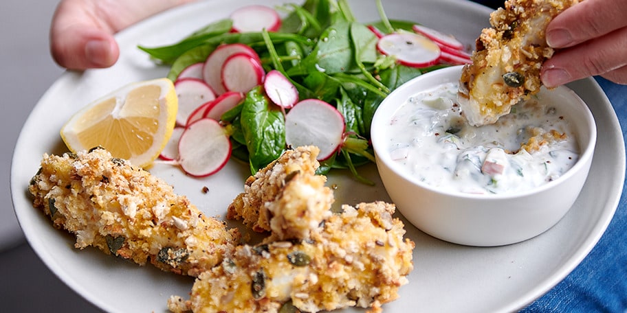 Gepaneerde fishsticks met zaadjes en yoghurttartaar met appelen