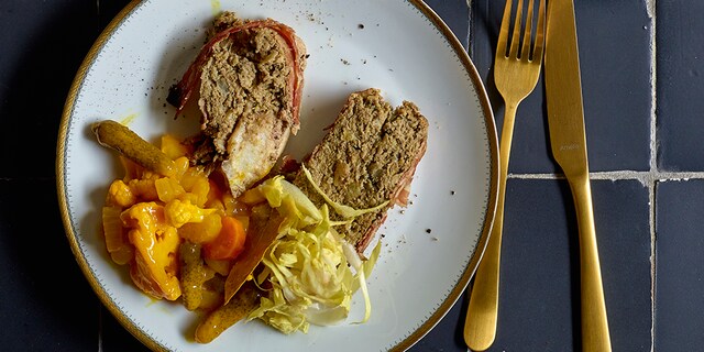 Paté van konijn met witloof, homemade pickles