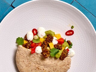 Gemarineerde rundspita met knoflooksaus en salade van geroosterde paprika’s met mango