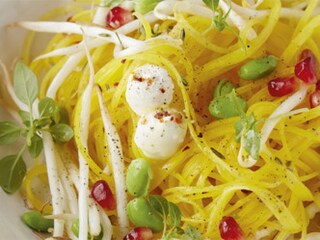 Salade van rauwe gele bieten met jonge geitenkaas, sojabonen en sojascheuten