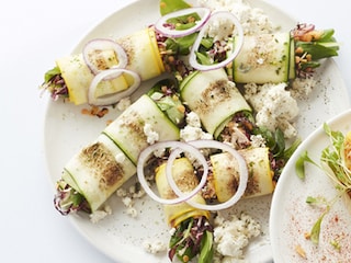 Courgetterolletjes met feta en linzen