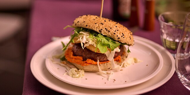 Burgers de cerf au chou mariné, pommes et houmous de patate douce