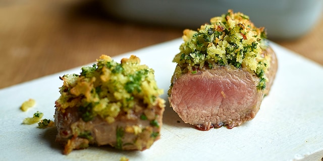 Filet d’agneau au crumble de persil et gratin de courgettes