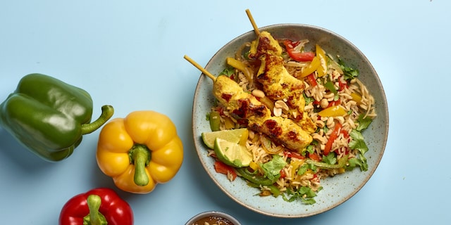 Brochettes de poulet et riz sauté aux poivrons  