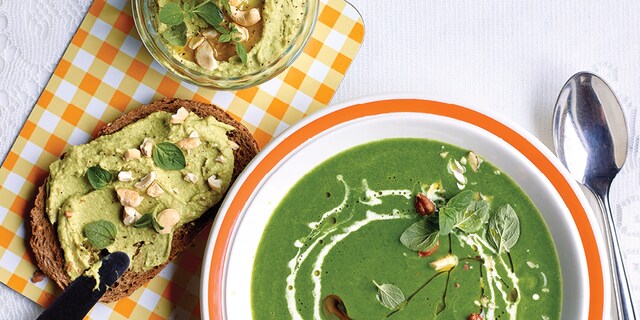 Soupe verte et toasts à l'avocat